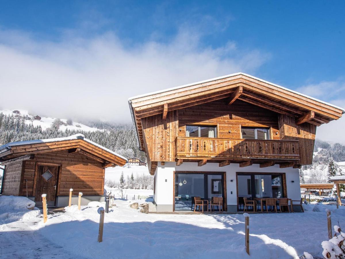 Apartment In Wald Im Pinzgau With A Carport Exterior photo